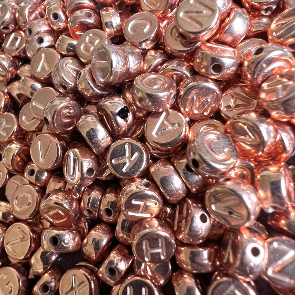 Písmenka náhodný mix, kvalita B, rose gold, 7x4 mm, balení cca 100 ks