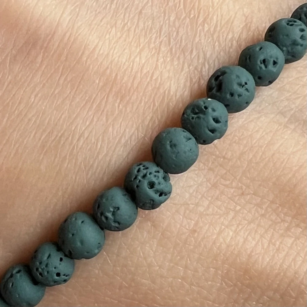 Láva tmavě zelená, 4,5-5 mm, půlšňůra 19 cm (cca 43 korálků)