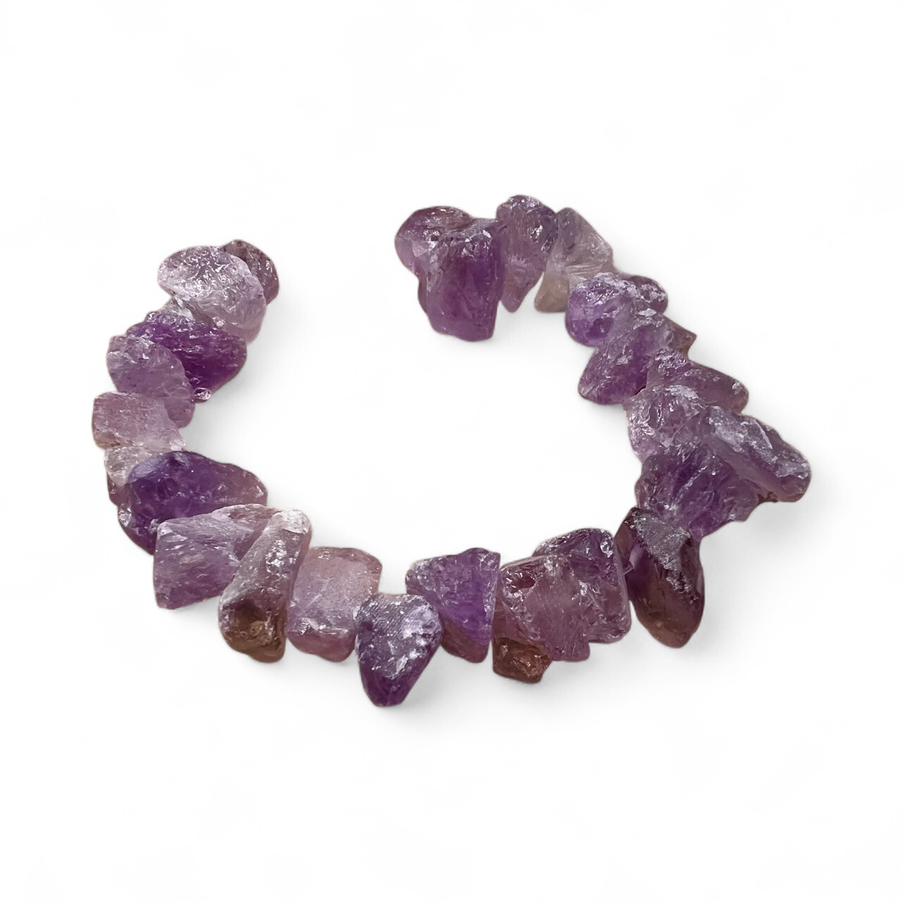 Ametyst světlý,nepravidelný surový kámen, 13-17 x 6-13 mm, půlšňůra 19 cm (cca 23 kusů)