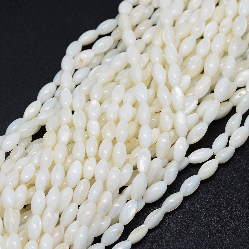 Oválky z mušloviny, 8x4 mm, půlšňůra 19 cm (cca 25 korálků)