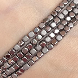 Hematit kostky polomatné, 3 mm, syntetický nemagnetický, šňůra 38 cm