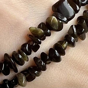 Obsidián zlatý, zlomky, kvalita A, 4-12 mm, šňůra 38 cm 