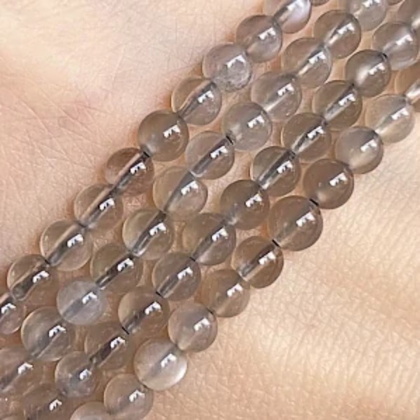 Měsíční kámen šedý, kvalita A, 4-4,5 mm, půlšňůra 19 cm (cca 44 korálků)