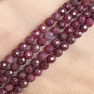 Rubín 3 mm, kvalita AA, fasetovaný, půlšňůra 19 cm (cca 56 korálků)