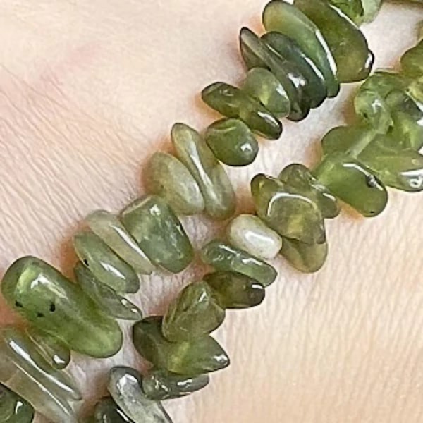 Jadeit kanadský zlomky, 1,5-5 mm, šňůra 38 cm