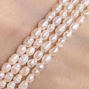 Říční perly, 3-5 mm, půlšňůra 18 cm