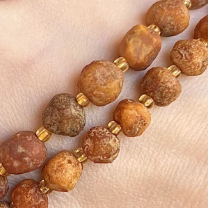 Jantar surový nugetky, 6-8 mm, šňůra 38 cm