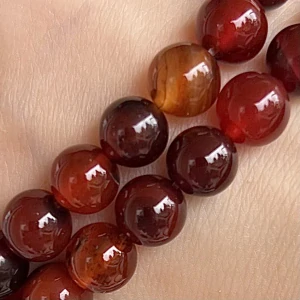 Achát tmavě červený, 8 mm, půlšňůra 18 cm (cca 23 korálků)