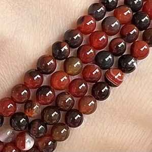 Achát tmavě červený, 4-5 mm, šňůra 37 cm (cca 90 korálků)