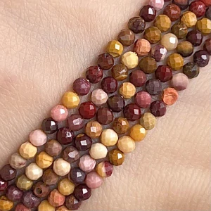 Jaspis Mookait, fasetovaný, 3 mm, šňůra 38 cm (cca 130 korálků)