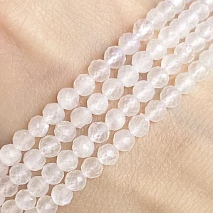 Měsíční kámen faseovaný, kvalita AAA, 4-4,5 mm, půlšňůra 19 cm 