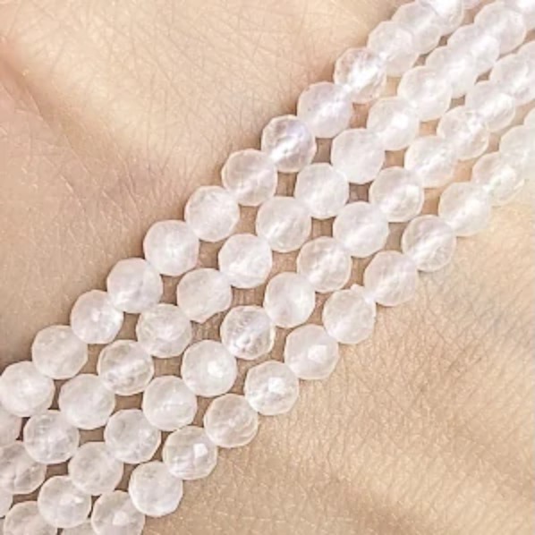 Měsíční kámen fasetovaný, kvalita AAA, 4-4,5 mm, půlšňůra 19 cm 