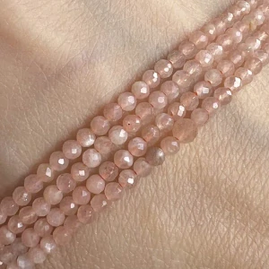 Sluneční kámen; 2-2,5 mm; fasetovaný; šňůra 38 cm