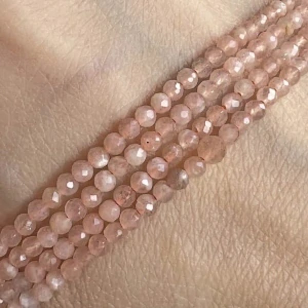 Sluneční kámen; 2-2,5 mm; fasetovaný; šňůra 38 cm