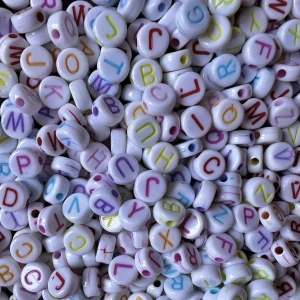 Písmenka náhodný mix, 7x3 mm, balení cca 100 ks