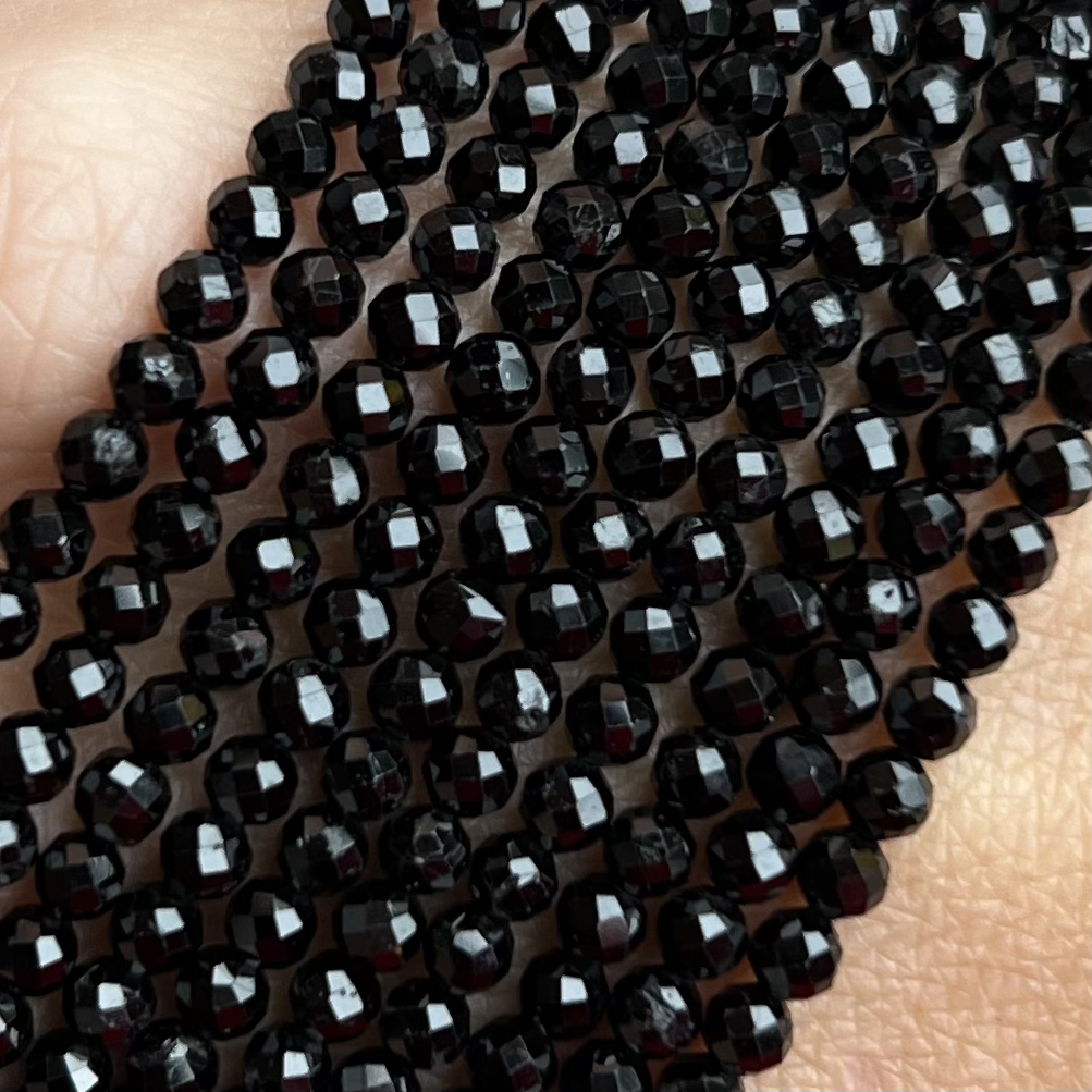 Černý turmalín/skoryl 3-3,5 mm, fasetovaný, šňůra 38 cm (cca 120 korálků)