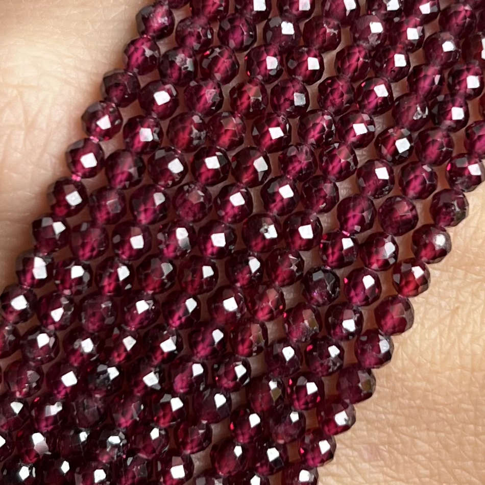 Granát, 3 mm, fasetovaný, šňůra 38 cm (cca 120 korálků)