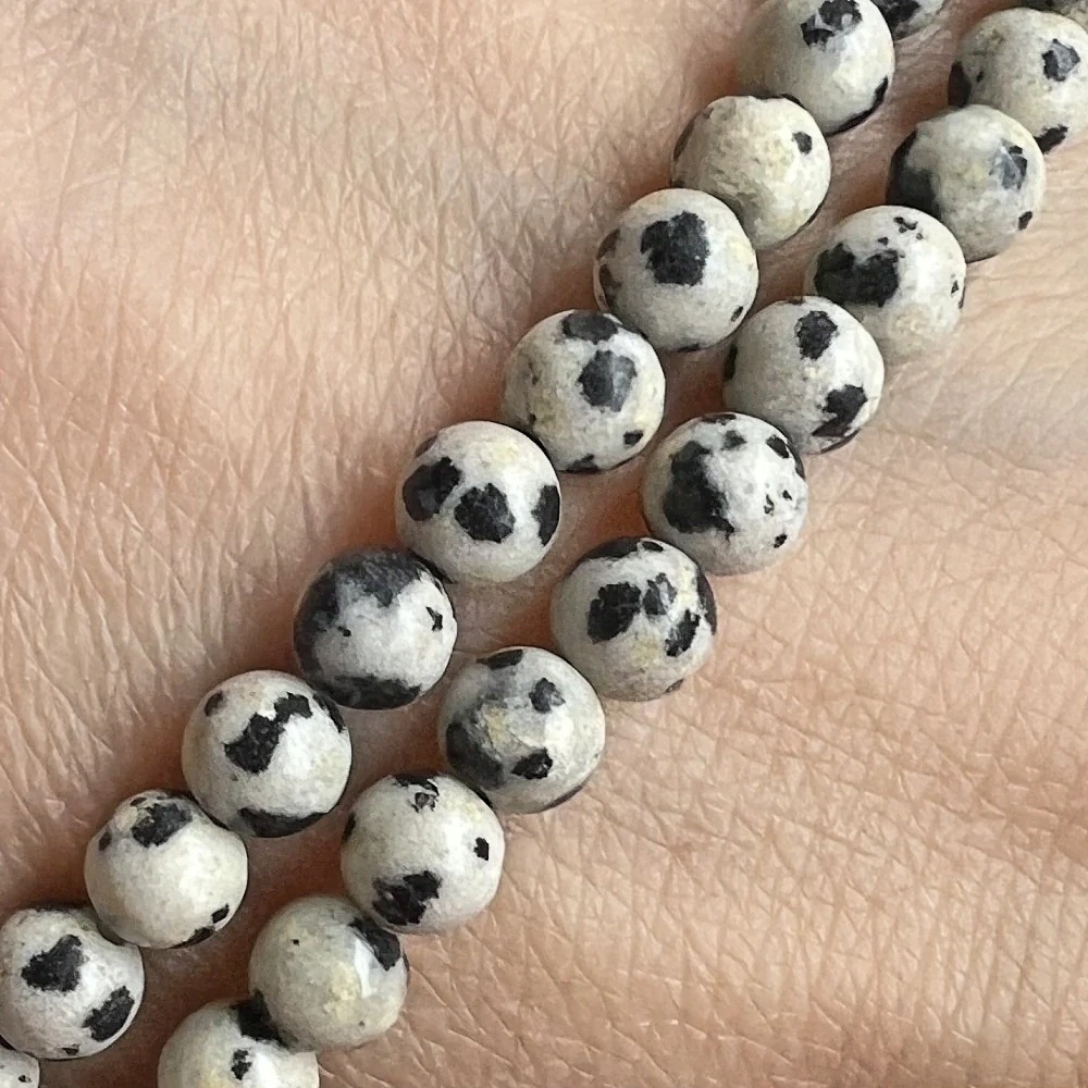 Dalmatinský kámen, 4,5-5 mm, šňůra 38 cm (cca 86 korálků)