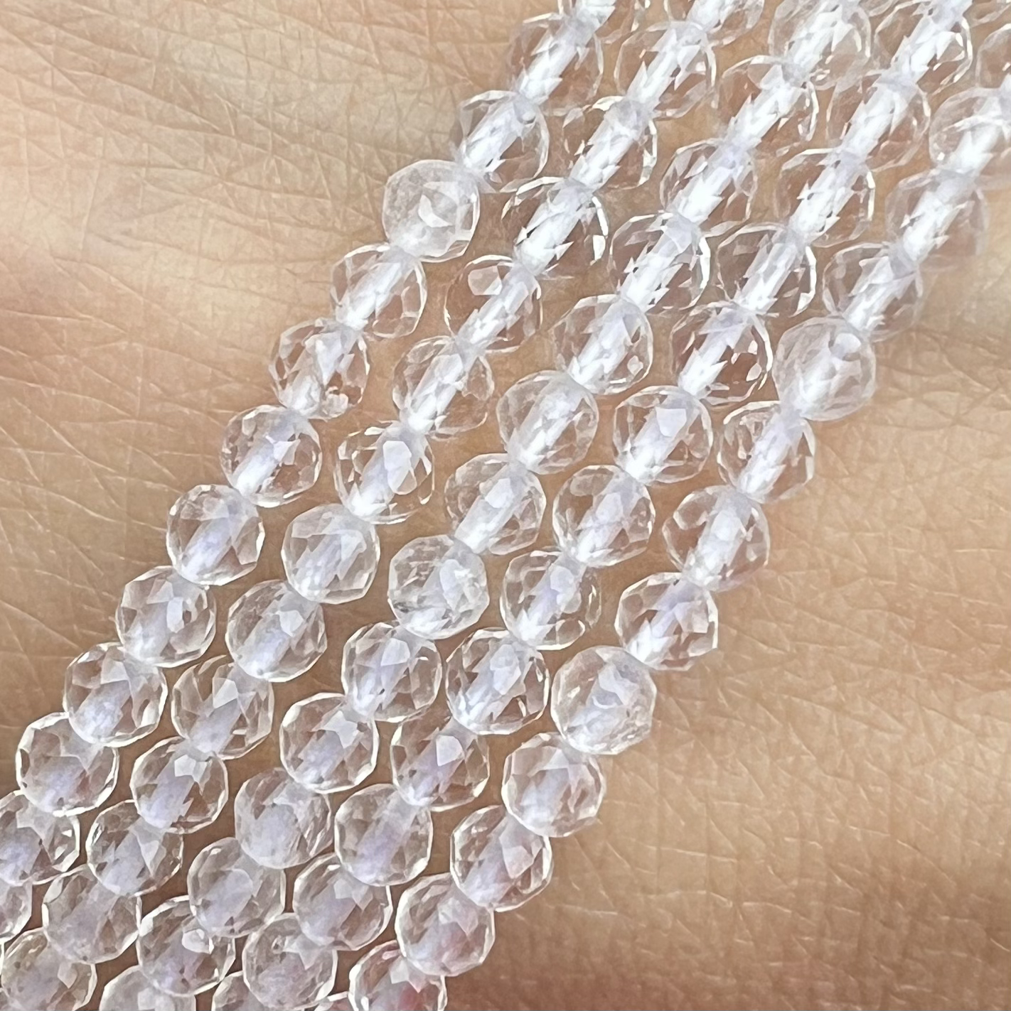 Křišťál, 3-3,5 mm, fasetovaný, šňůra 38 cm