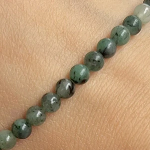 Smaragd; 4,5-5 mm; půlšňůra 19 cm (cca 45 korálků)