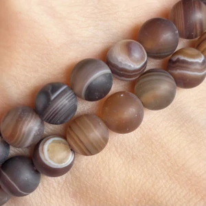 Achát proužkatý hnědý, kvalita A, matný , 8 mm, balení 5 ks 