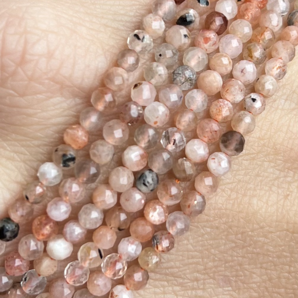 Měsíční kámen broskvový, fasetovaný, 3 mm, šňůra 38 cm (110 korálků)