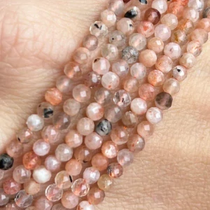 Měsíční kámen broskvový, fasetovaný, 3 mm, šňůra 38 cm (110 korálků)