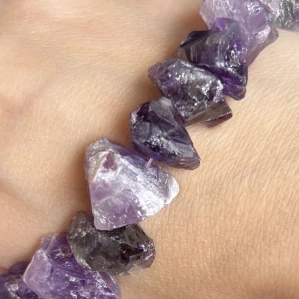 Ametyst tmavý, nepravidelný surový kámen, 5-7 x 13-18 mm, půlšňůra 18 cm (cca 20 kusů)