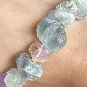 Fluorit,nepravidelný surový kámen, 13-18 x 7-14 mm, půlšňůra 18 cm (cca 20 kusů)