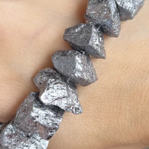 Kovová ruda, nepravidelný surový kámen, 12-17 x 7-13 mm, půlšňůra 17 cm (cca 18 kusů)