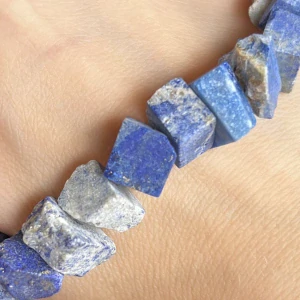 Lapis lazuli, nepravidelný surový kámen, 10-20 x 6-10 mm, půlšňůra 19 cm (cca 23 kusů)