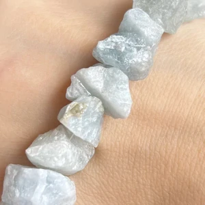 Akvamarín, nepravidelný surový kámen, 13-17 x 6-13 mm, půlšňůra 19 cm (cca 23 kusů)