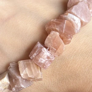 Sluneční kámen, nepravidelný surový kámen, 5-7 x 13-18 mm, půlšňůra 19 cm (cca 20 kusů)