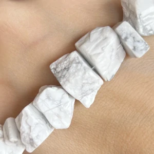 Howlit, nepravidelný surový kámen, 5-7 x 13-18 mm, půlšňůra 19 cm (cca 20 kusů)