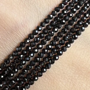 Spinel, 2 mm, fasetovaný, šňůra 38 cm
