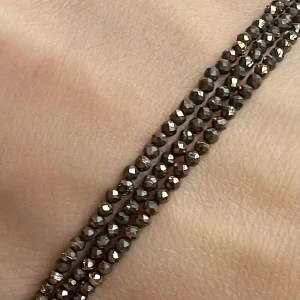 Pyrit 2 mm, fasetovaný, půlšňůra 19 cm (cca 90 korálků)