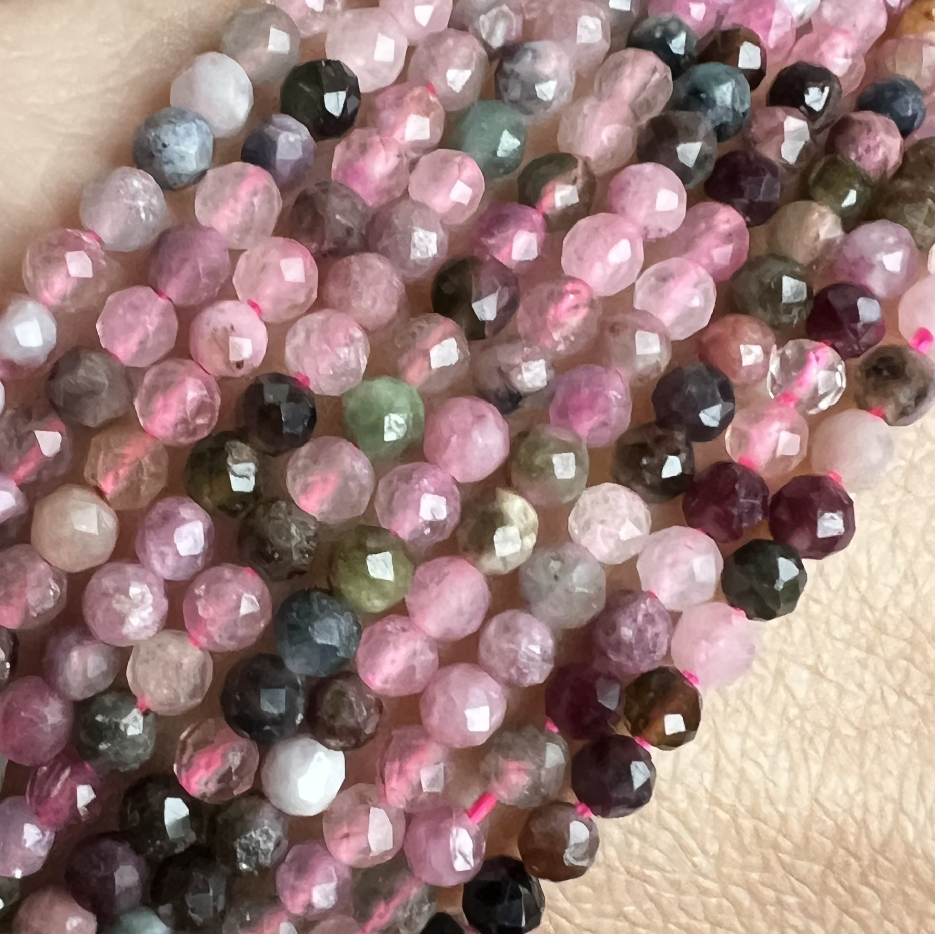 Turmalín, 3-3,5 mm, fasetovaný, kvalita B, balení 5 ks