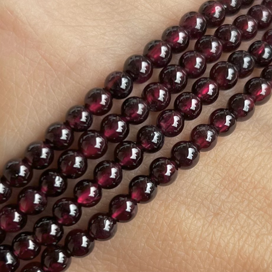 Granát, kvalita AA, 4 mm, balení 5 ks