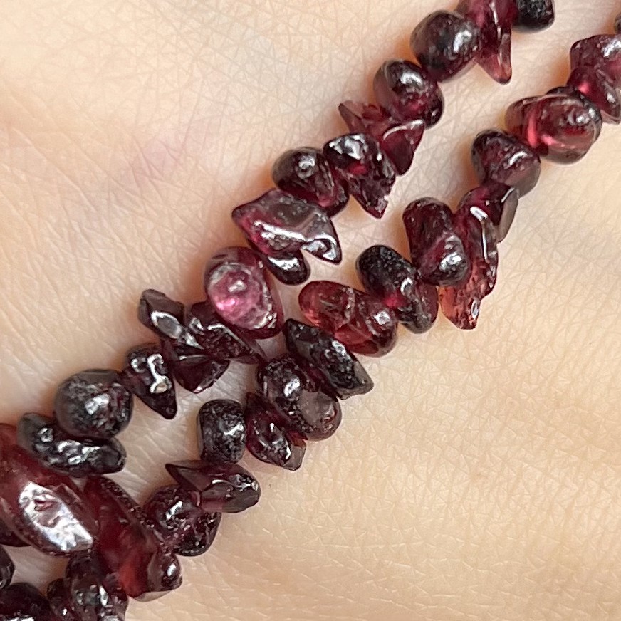 Granát, zlomky, kvalita A, 4-8 x 3-9 mm, šňůra 38 cm 