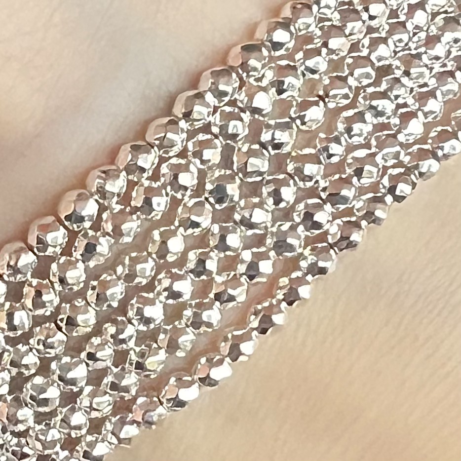 Hematit stříbrný, kvalita AAA, fasetovaný, 3 mm, syntetický nemagnetický, šňůra 38 cm