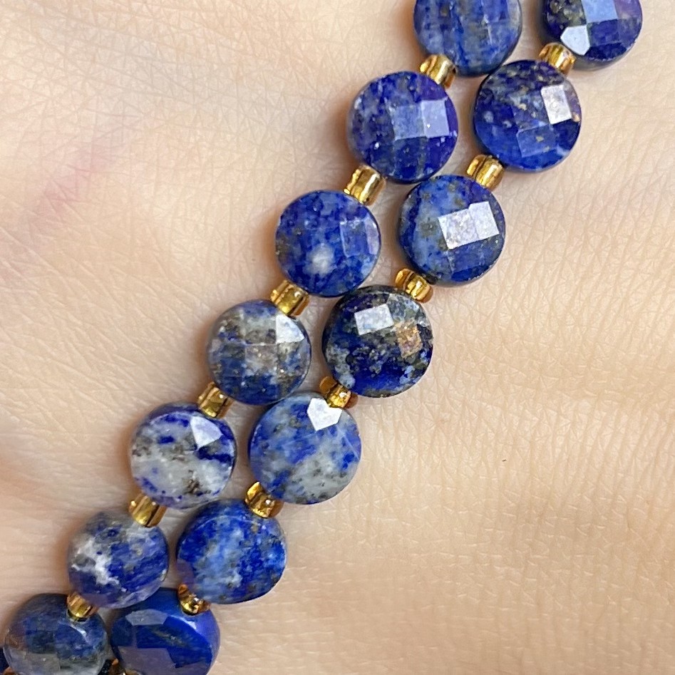 Lapis lazuli, penízky fasetované, 6x4 mm, půlšňůra 19 cm (cca 25 korálků)