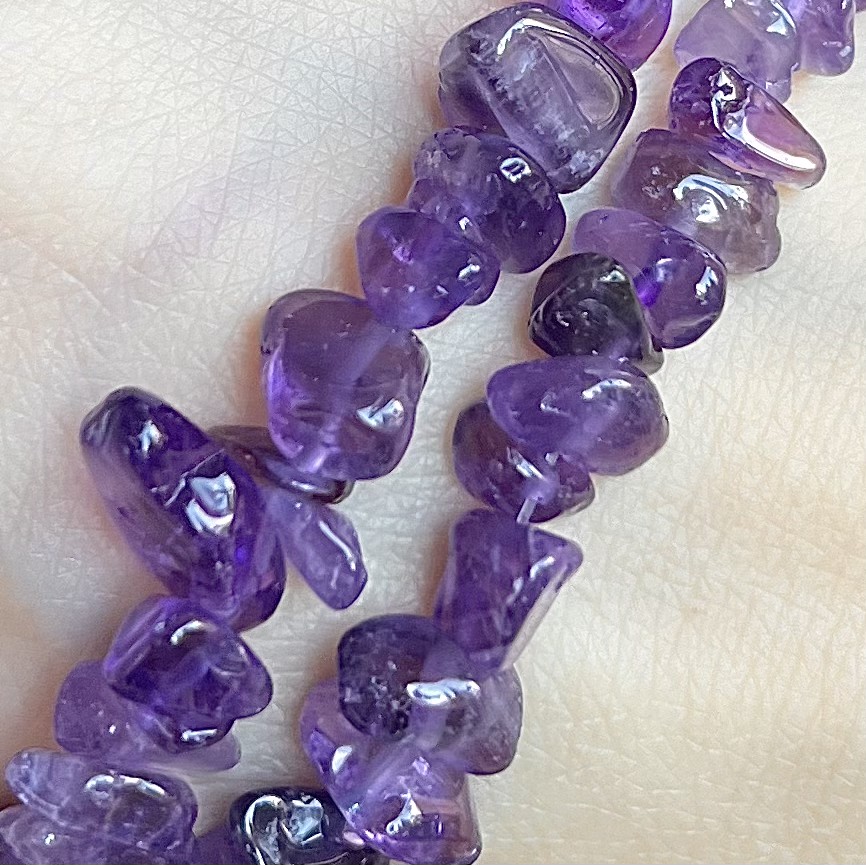 Ametyst zlomky, 5-10 x 2-7 mm, šňůra 38 cm