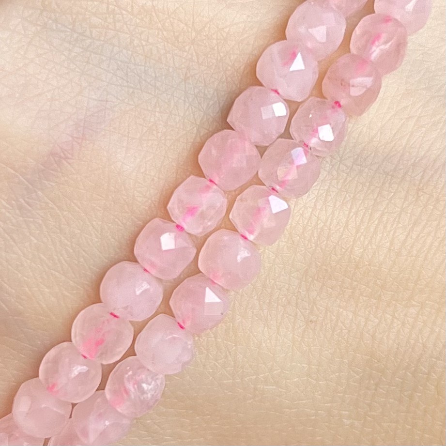 Růženín, kostky fasetované, 4,5-5 mm, půlšňůra 19 cm (cca 43 korálků)