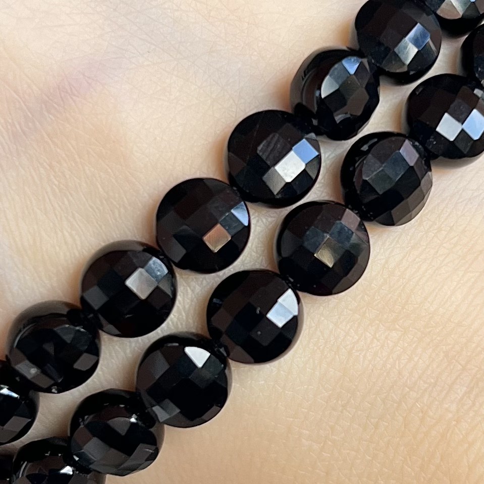 Onyx černý, penízky fasetované, 7x5 mm, půlšňůra 19 cm (cca 23 korálků)