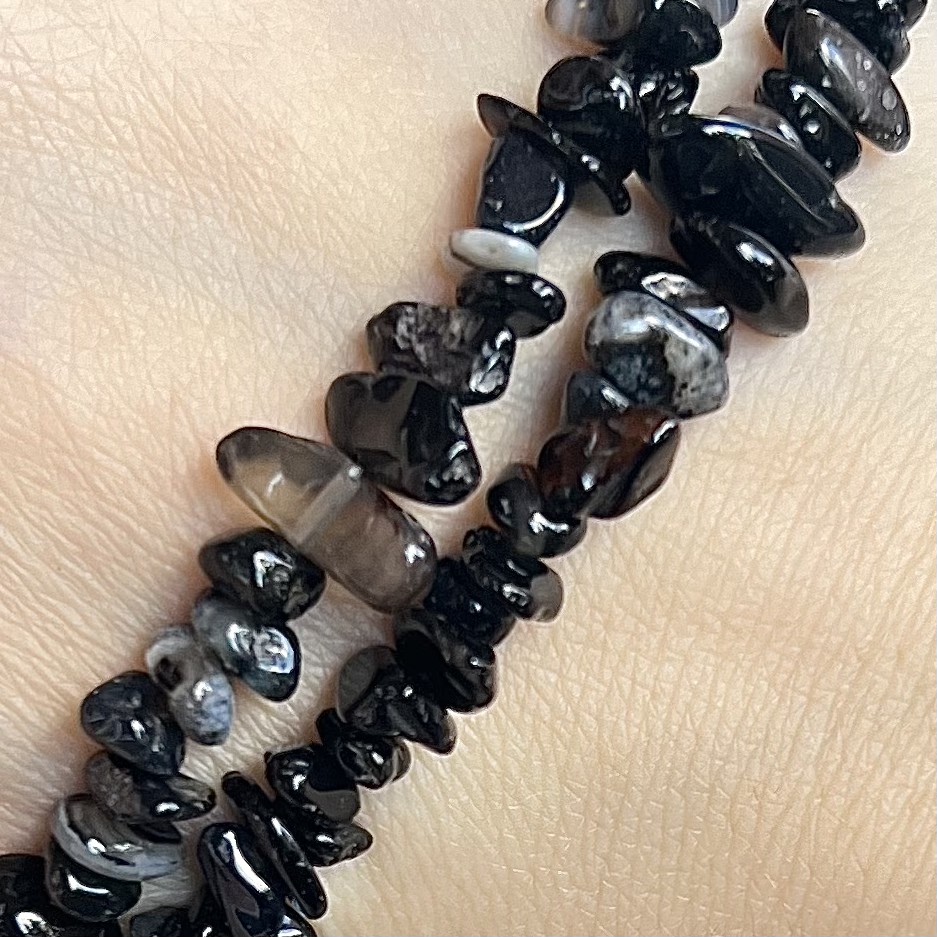 Achát černý, zlomky, 5-8 mm, šňůra 38 cm