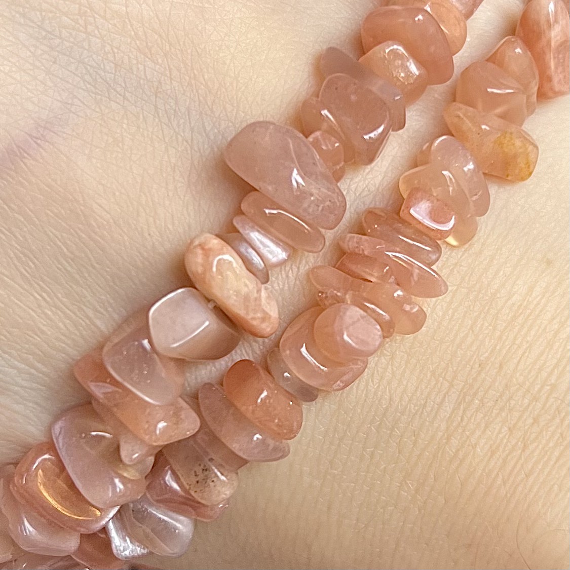 Sluneční kámen, zlomky, 5-8 mm, šňůra 38 cm 