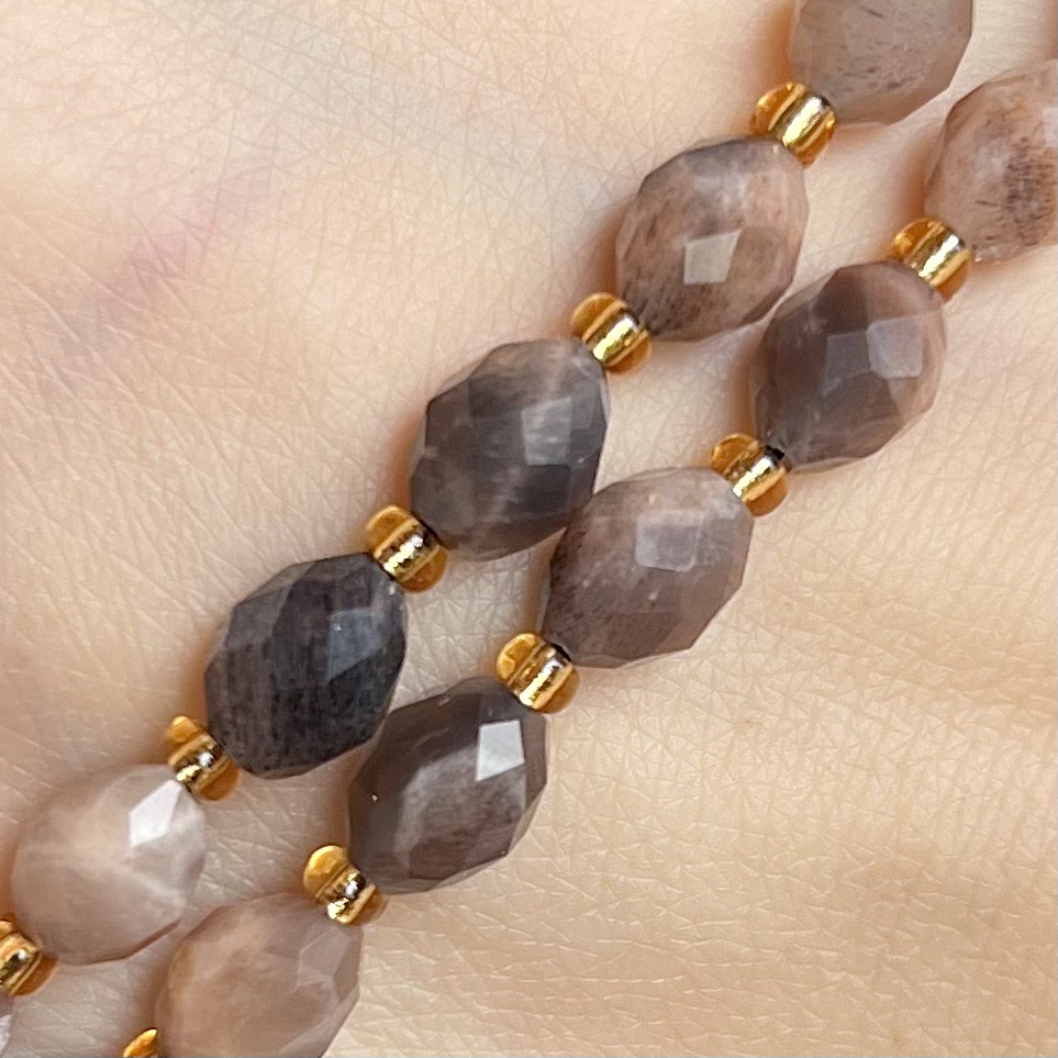 Sluneční kámen tmavý, oválky broušené, 8-9x6-8 mm, půlšňůra 19 cm (cca 18 korálků)