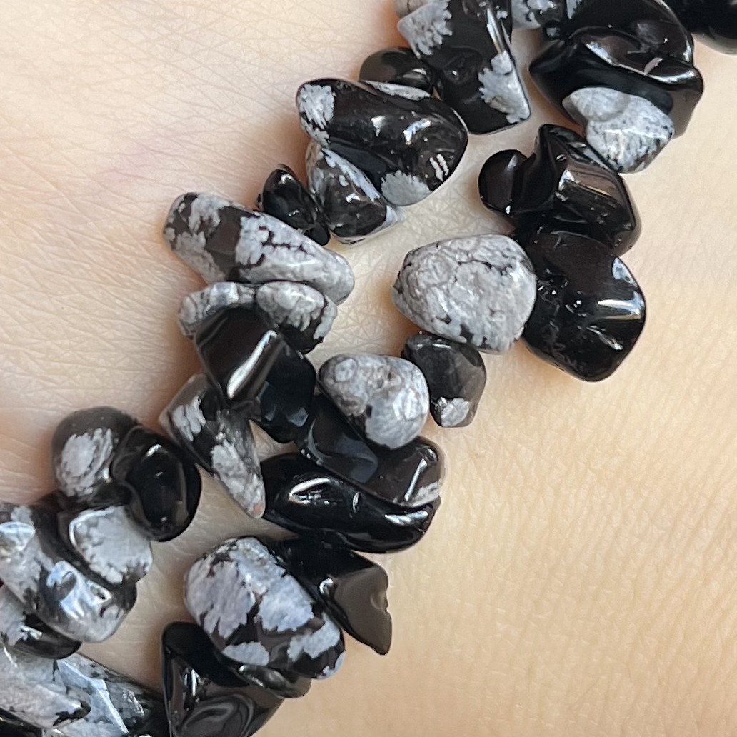 Obsidián vločkový, zlomky, 5-8 mm, šňůra 38 cm