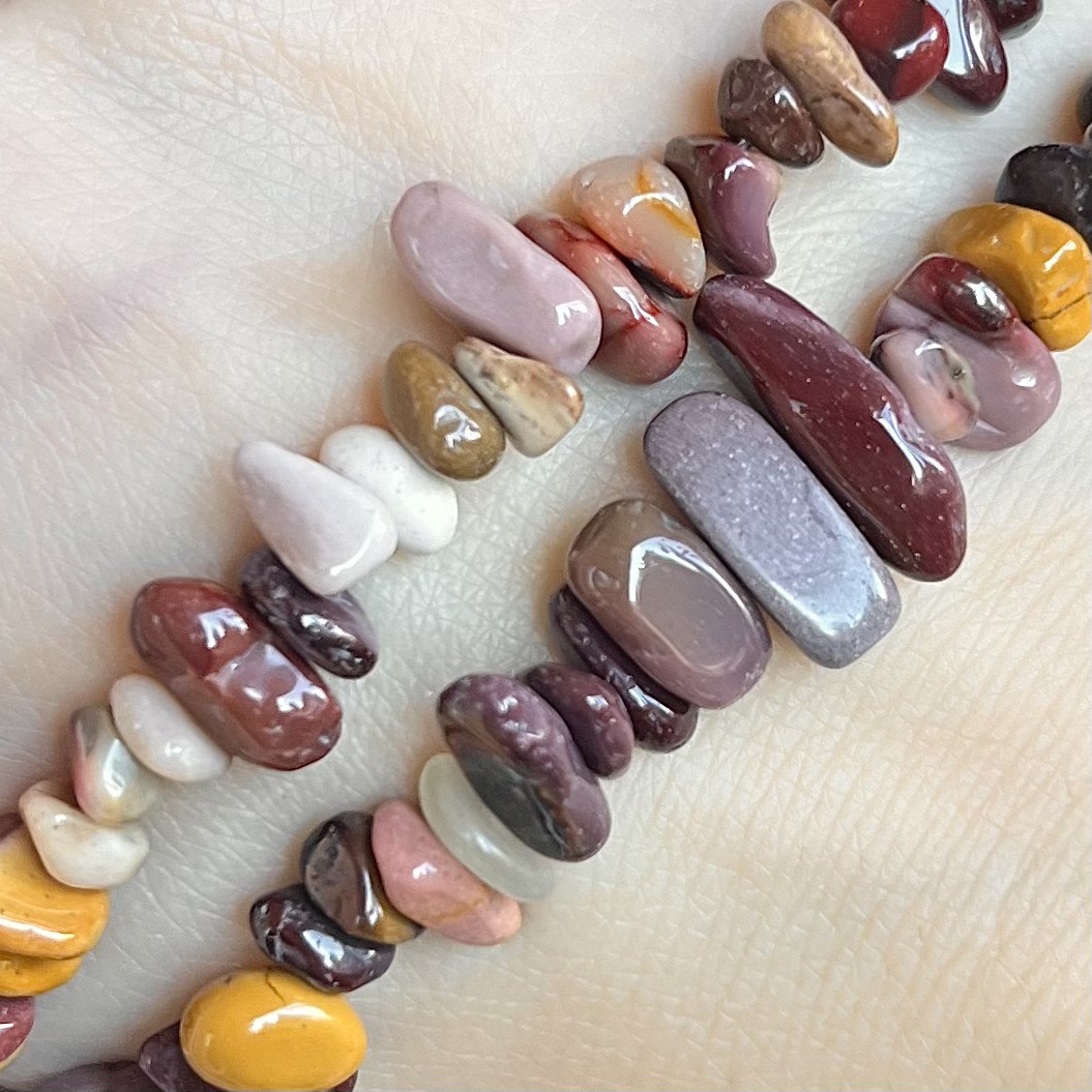 Jaspis mookait, zlomky, 5-8 mm, šňůra 38 cm 