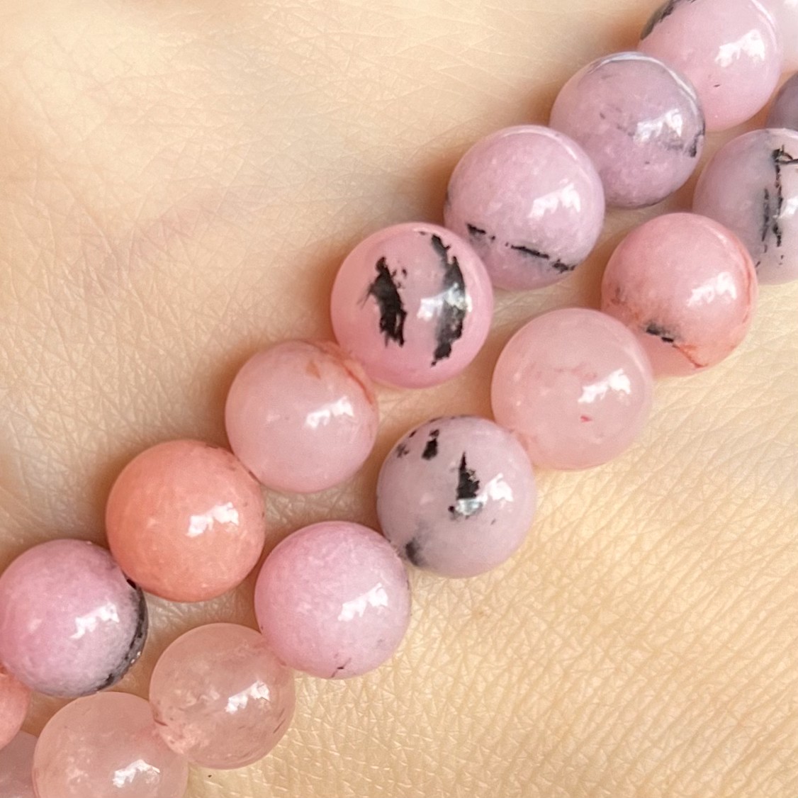 Jaspis třešňový 8 mm, šňůra 38 cm (cca 45 korálků)